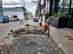 Renivelamento de paralelepípedos no Centro de Santos entra na etapa final