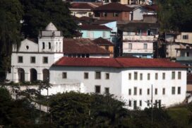 Escadaria dá acesso ao Museu de Arte Sacra (antigo Mosteiro São Bento)