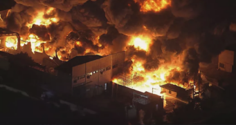 Incêndio em galpão de reciclagem em Guarulhos, na Grande SP, na manhã desta segunda