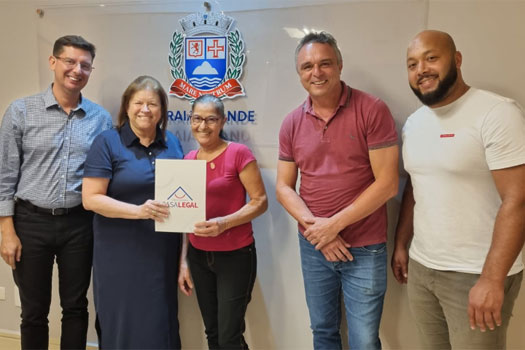Praia Grande beneficia mais 30 famílias com a entrega das certidões do Casa Legal