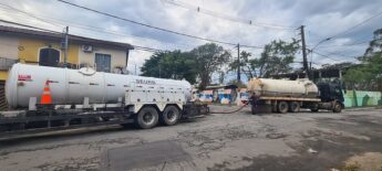 Rua na Vila Áurea recebe limpeza e desobstrução na rede de drenagem