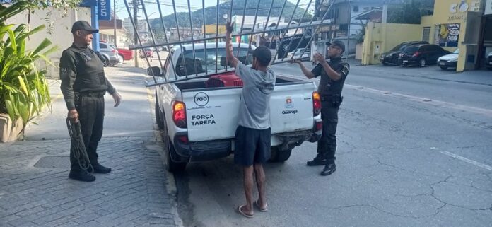 Homem estava furtando portão