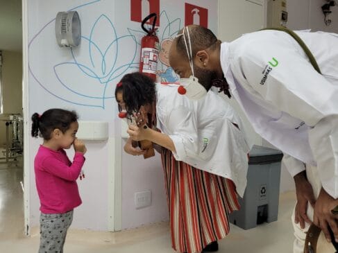 Laura Pereira Lino, de 3 anos, internada no Hospital de Cubatão (HC), passou um dia mais leve com a presença dos artistas