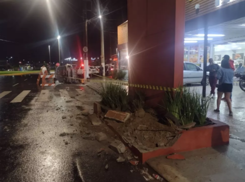 Ao tentar fugir da cena do crime, o condutor colidiu em uma pilastra e o carro capotou