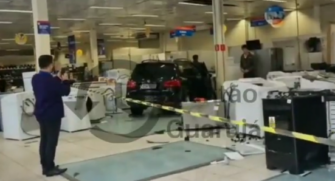 Carro invade loja em Guarujá e deixa idoso e grávida feridos
