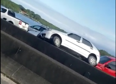 Carro ficou pendurado na Ponte do Mar Pequeno