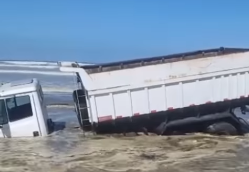 Caminhão atola em faixa de areia em Praia Grande; vídeo