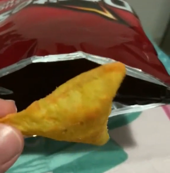 Menina encontra Doritos em formato raro dentro da embalagem e empresa oferece fortuna por ele
