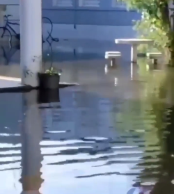 Após ressaca, maré invade escola estadual em Santos; vídeo