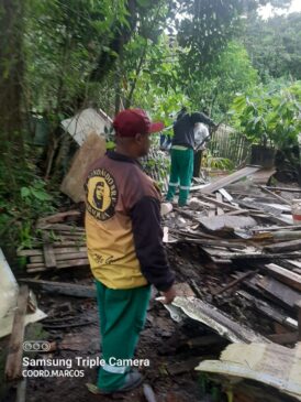 Força-tarefa desmonta moradias irregulares em área de preservação ambiental em Santos