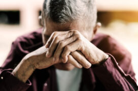 Em resumo, para solicitar a aposentadoria em 2026, as mulheres precisam ter 59 anos e seis meses, enquanto os homens devem ter 64 anos e seis meses