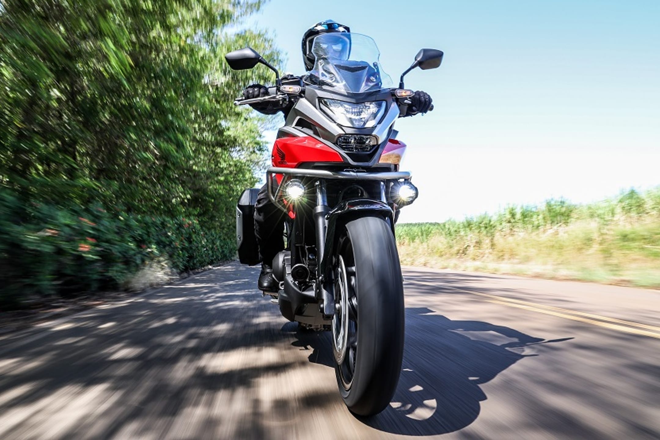O sistema de acelerador eletrônico TBW Throttle By Wire possibilitou introduzir três modos de condução que alteram o caráter do motor, com personalização dos parâmetros