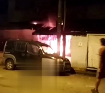 A dona do estabelecimento afirma que 'alguém ateou fogo de forma criminosa' nos pertences do homem