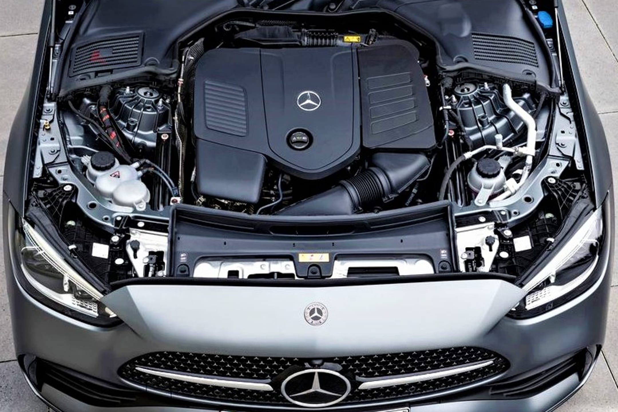 Modelo é equipado com motor 2.0 turbo de quatro cilindros de 258 cavalos de potência e 40,8 kgfm de torque, aprimorados por um sistema híbrido de 48 volts que pode fornecer até 20 cavalos extras