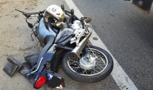 Carro teria batido na traseira da moto; motorista veio a óbito no local