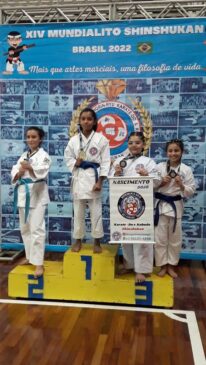 Carateca de Guarujá conquista título no Mundialito em Santos