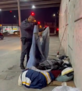 PM de Praia Grande doa cobertor para homem em situação de rua