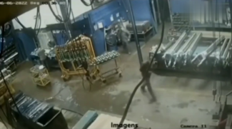 Homem é assassinado pelo supervisor por tomar café durante expediente; veja vídeo