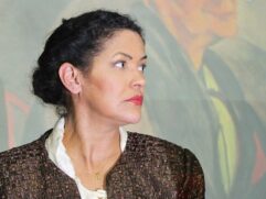 O espetáculo é protagonizado pela atriz Rose Vieira no papel da consagrada pintora modernista