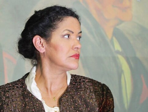 O espetáculo é protagonizado pela atriz Rose Vieira no papel da consagrada pintora modernista