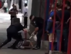 Flagrante: GCM se ajoelha sobre homem negro e tenta incriminá-lo em SP; vídeo