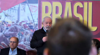 O ex-presidente Lula (PT) no momento em que um invasor bolsonarista invade o evento desta terça (21) em SP