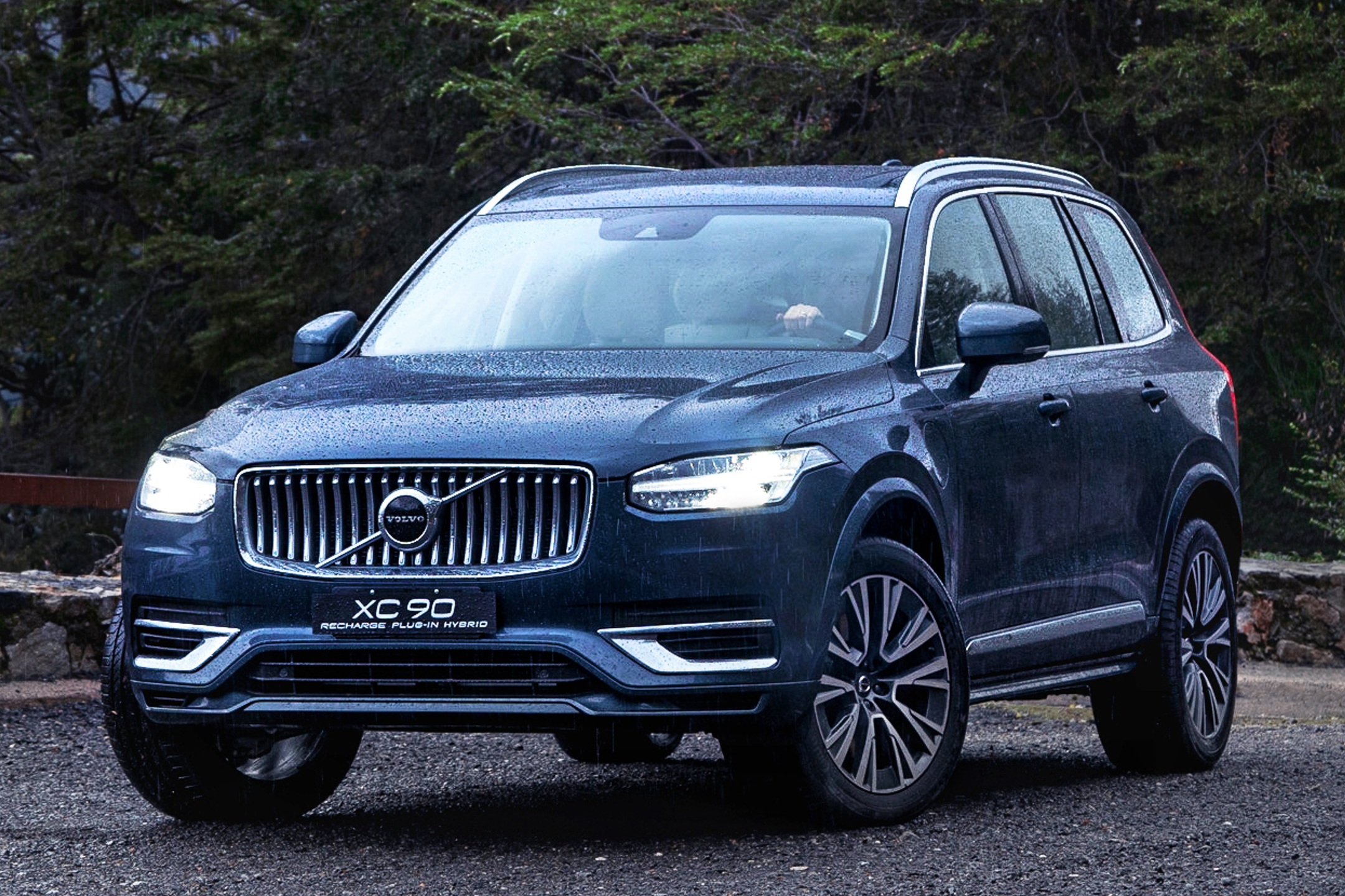 Primeiro modelo híbrido da Volvo Cars no Brasil, o XC90 é um marco na revolução eletrificada da fabricante no país