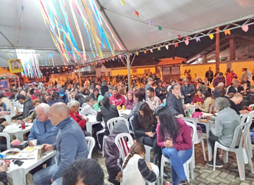 No último final de semana, a festa reuniu centenas de pessoas, na praça da Paróquia Santa Terezinha, em Itanhaém