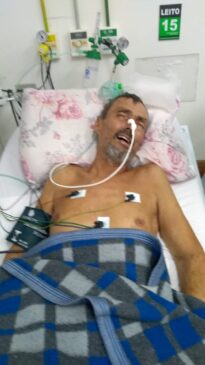 Homem é encontrado perdido em via pública e está na UTI de hospital em São Vicente