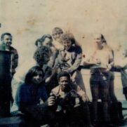 Última foto que Dona Joana tem de Edivaldo Freitas, em uma de suas viagens - de camiseta branca, do lado direito