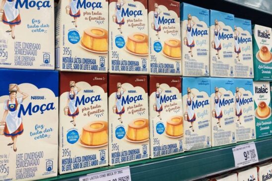 Mistura láctea é vendida ao lado de leite condensado em supermercados da capital paulista