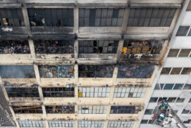 Bombeiros combatem incêndio em prédio na região da rua 25 de Março, no centro de São Paulo