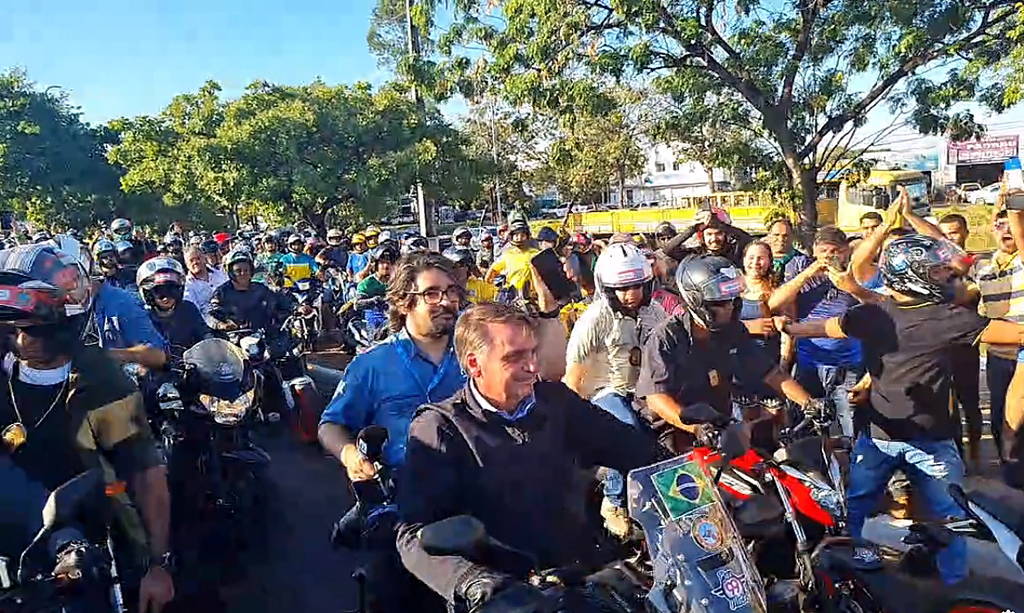 Bolsonaro participa de motociata