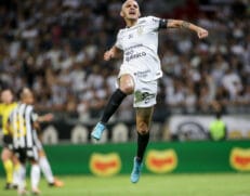 O Timão venceu por 2 a 1, com dois gols de Fábio Santos