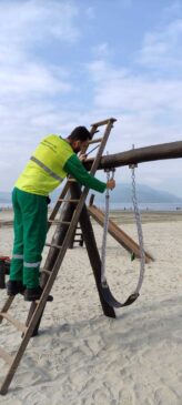 Segundo a Prefeitura de Guarujá, a Administração Municipal gasta, em média, cerca de R$ 600 mil por ano com reparos de bens públicos