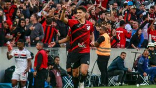 Vitor Bueno comemora gol contra o São Paulo pelo Brasileirão