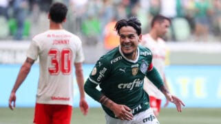 Jogados Gustavo Gómez comemora seu gol contra a equipe do SC Internacional