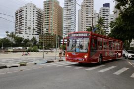 O City Tour Guarujá conta com um monitor que explica a história da Cidade