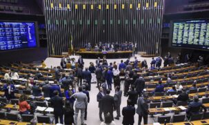 Parlamentares votam destaques ao texto-base