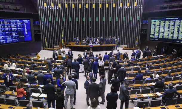 Parlamentares votam destaques ao texto-base