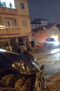 Acidente deixa portão de prédio destruído em Praia Grande