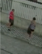 Idosa bate em bandido com bengala durante assalto; veja o vídeo