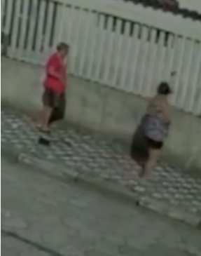 Idosa bate em bandido com bengala durante assalto; veja o vídeo