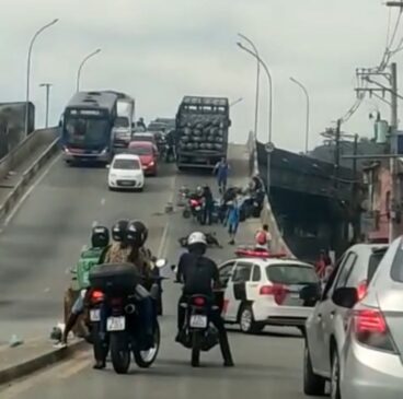 Botijões de gás se soltam de caminhão e causam acidente em São Vicente; vídeo