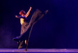 No primeiro dia de apresentações durante o Festival de Dança de Joinville (22), a bailarina e professora Flávia Sá foi premiada com o 2&ordm; lugar com a coreografia Em silêncio, na categoria Solo Feminino Contemporâneo
