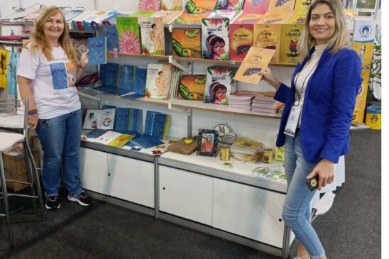Bienal Internacional do Livro tem tarde de autógrafos com professora de São Vicente