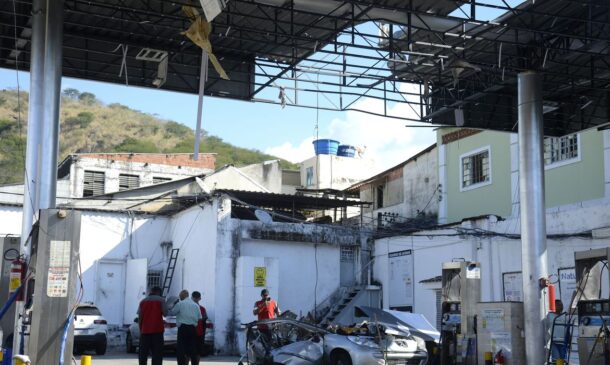 Carro explode em posto