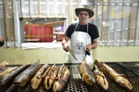 A tainha na brasa - acompanhada de farofa com camarão, arroz e  vinagrete - custa R$ 130,00 e serve duas pessoas