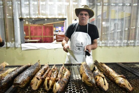 A tainha na brasa - acompanhada de farofa com camarão, arroz e  vinagrete - custa R$ 130,00 e serve duas pessoas