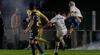 Torcedor invade o campo e tenta agredir o goleiro Cássio